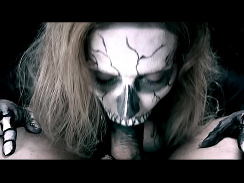 ❤️ Dämonenmädchen lutscht Schwanz mit ihrem schwarzen Mund und schluckt Sperma. ☑ Just porn bei uns